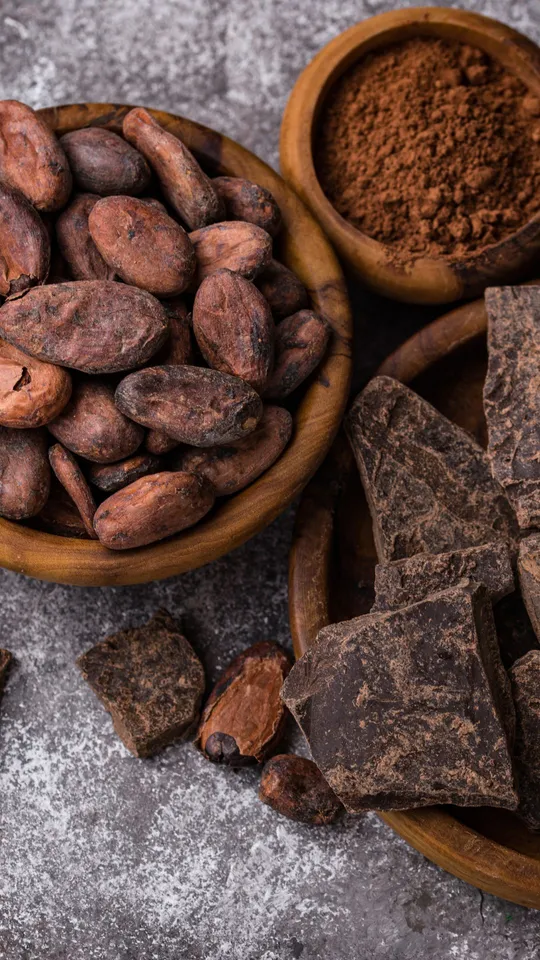 Fave di cacao in una ciotolina di legno